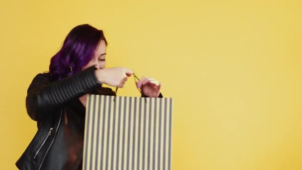 Online-Shopping überrascht Frau mit schneller Lieferung — Stockvideo