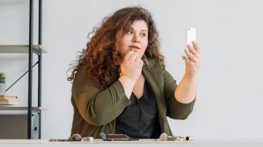 Güzellik hileleri kıvrımlı kadın blog yazarı çevrimiçi ders