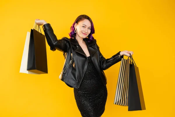 Vay, alışveriş yapan mutlu kadın Kara Cuma indirimi. — Stok fotoğraf
