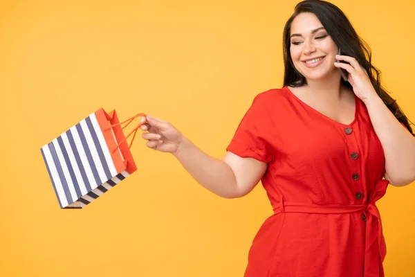 Online fizetés boldog nő élvezi a vásárlást — Stock Fotó