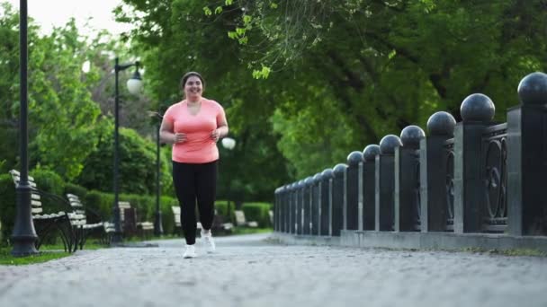 Park jogging weight loss overweight woman running — Stock Video