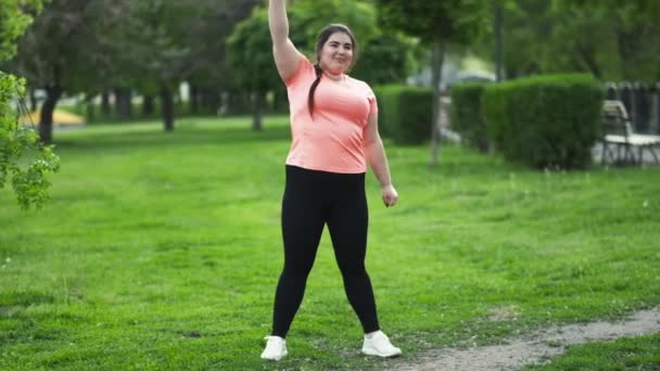 Übergewicht trainiert Körper positives Frauentraining — Stockvideo