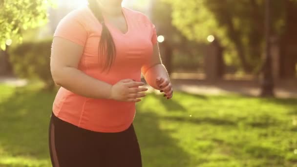 Pérdida de peso fitness squat entrenamiento mujer con sobrepeso — Vídeo de stock