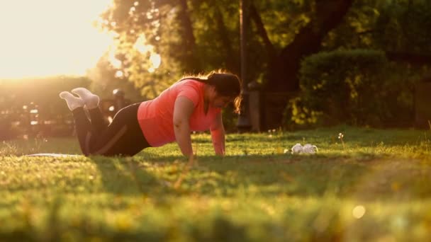 Park workout imperfect lichaam overgewicht vrouw gras — Stockvideo