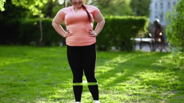 Aktywność na zewnątrz ciało pozytywna nadwaga kobieta — Wideo stockowe