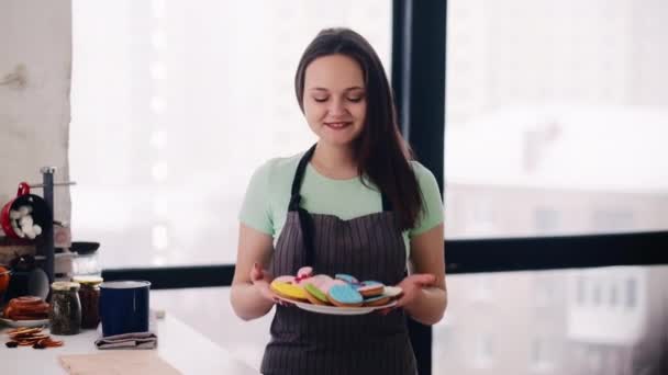 Cukrászsütemények illata élvezi a péksütemények női konyha — Stock videók