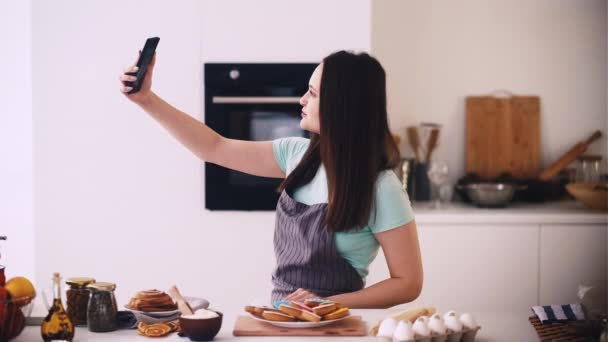 Főzés online konyha szabadidő nő telefon pékség — Stock videók