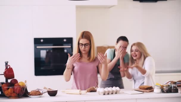 Ahnungslose Bäcker Teig Mühe Küche Frau Gebäck — Stockvideo