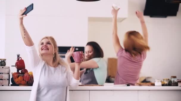 Hemunderhållning vänner fritid kvinna selfie — Stockvideo