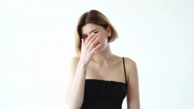 Üzgün yüz ifadesi. Utanç verici kadın gif döngüsü.