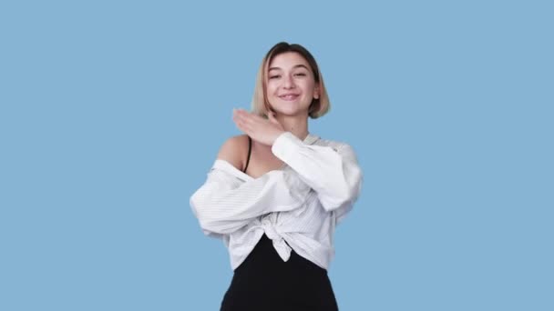 Весела танцювальна перемога святкування щаслива жінка GIF цикл — стокове відео