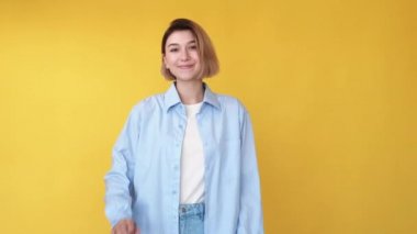 Jest reklamcısı kız başparmak yukarı gif loop gibi.