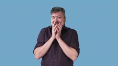 Sürpriz beklenti. Heyecanlı bir adam bekliyor.