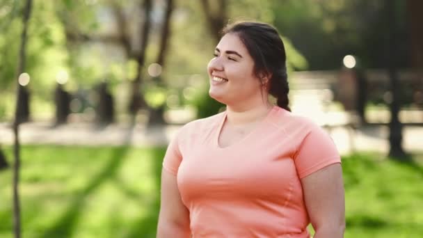 Más tamaño mujer cuerpo aceptación disfrutando de verano — Vídeo de stock
