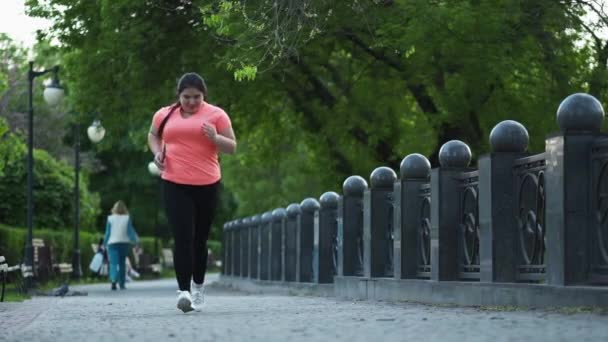 Overweight jogger obesity exercise woman running — Stock Video