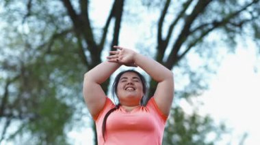 Vücut kabulü artı kilolu güzel kadın.