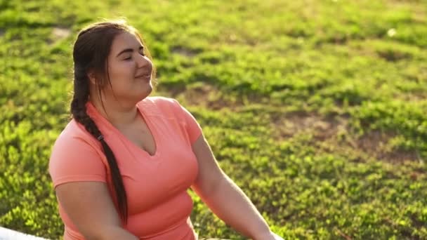 Mente paz corpo positivo excesso de peso mulher natureza — Vídeo de Stock