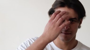 saç tedavisi yakışıklı latin erkek erkeksi güç