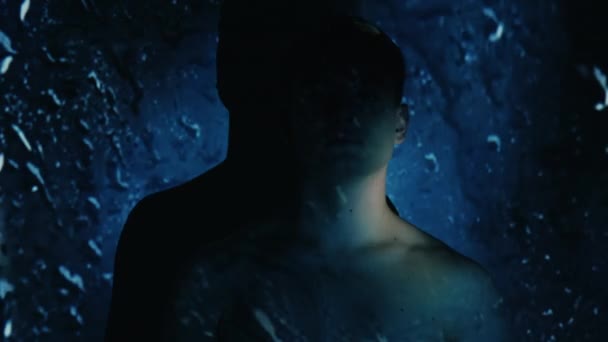 Депресивний чоловік самотність відчай психологія дощ — стокове відео