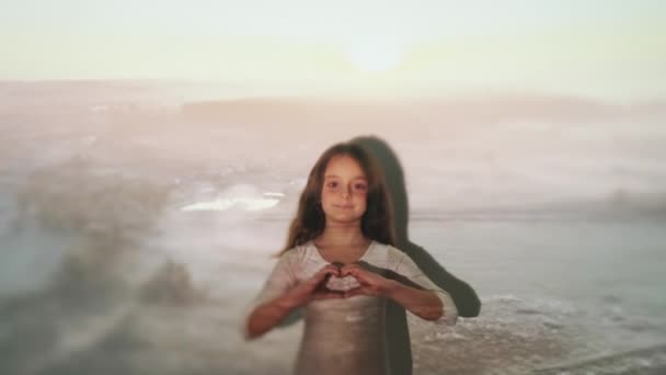 Εξοικονόμηση περιβάλλον αγάπη φύση οικολογία κορίτσι παιδί — Αρχείο Βίντεο