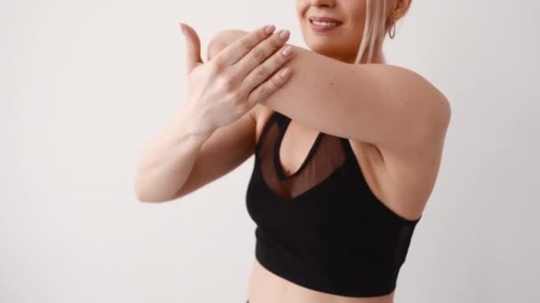 Casa fitness mujer feliz disfrutando aeróbico saludable — Vídeo de stock