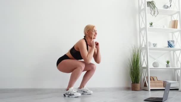 Forte glutei in forma donna formazione online a casa — Video Stock