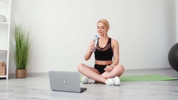 Equilibrio de agua en forma mujer lección en línea casa gimnasio — Vídeo de stock