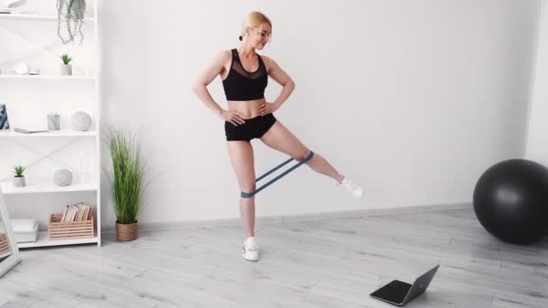 Çevrimiçi fitness mutlu kadın evde antrenman güçlü — Stok video