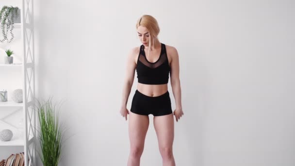 Home fitness žena trenér online sport zdravý — Stock video
