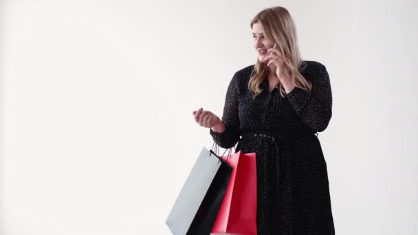 Black friday sale plus size fashion woman shopping — Stock Video