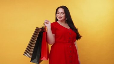 Alışverişkolik kadın artı kilolu kadın.