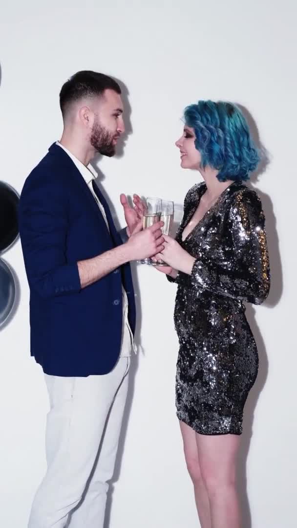 Cóctel pareja conversación con champán — Vídeo de stock