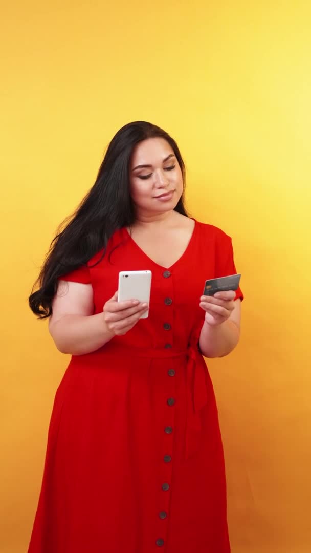 Transfer de bani fără numerar de plată obeză femeie card — Videoclip de stoc