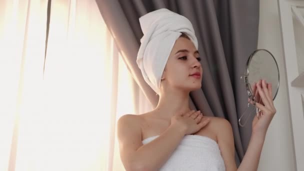 Îngrijire a pielii wellness radiant fata femeie oglinda de piele — Videoclip de stoc