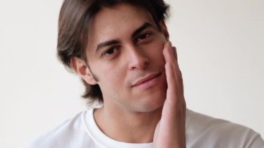 Tıraş losyonu. Yakışıklı latin adam yüzü.