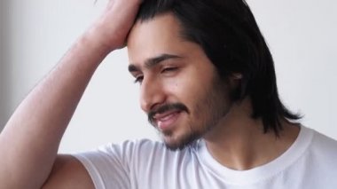 Çekici doğulu erkek erkeksi güzellik kendinden emin.