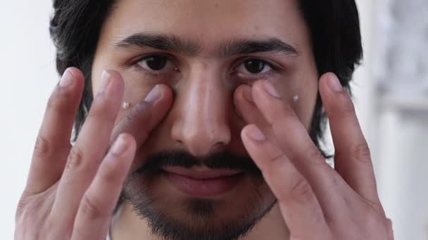 Gezichtsverzorging schoonheid oosterse man hydraterende huid — Stockvideo