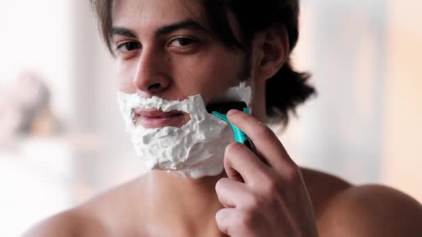 Rasieren Verfahren schöner Mann sorgfältige Hautpflege — Stockvideo