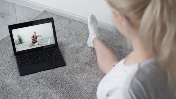 Halten Sie sich fit lässig Frau zu Hause Training Online-Lektion — Stockvideo