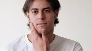 Yüz bakımı yakışıklı latin adam sabahı