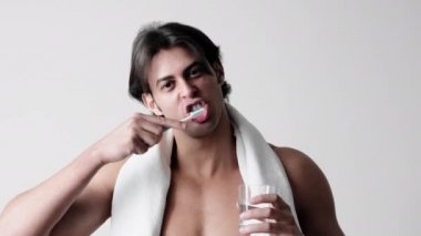 Diş sağlığı yakışıklı adam sabah hijyeni