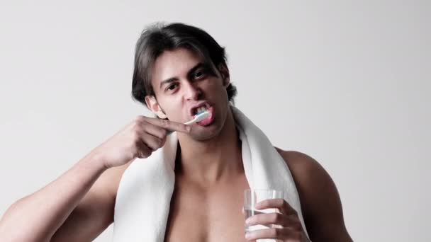 Zubní zdraví hezký muž ranní hygiena — Stock video