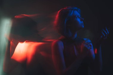 Çift kişilikli çift kutuplu akıl hastası kadın neon