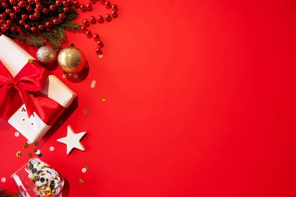 Fundo vermelho xmas caixa de presente decoração festiva — Fotografia de Stock