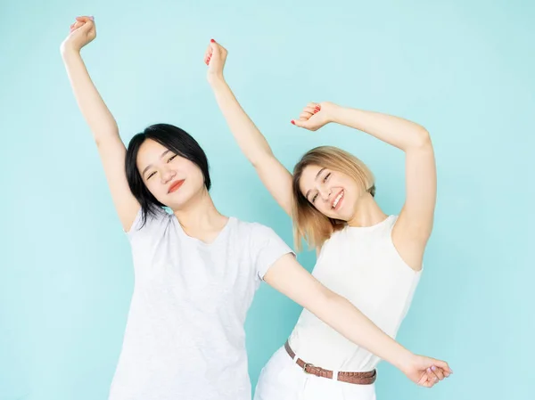 Mulheres felizes tolerância étnica relacionamento amigável — Fotografia de Stock