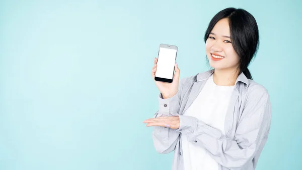 Mobile phone presentation asian woman best offer — Stock Photo, Image