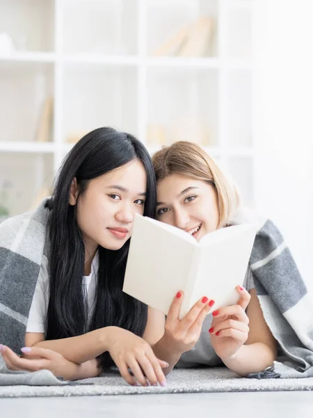 Přátelské setkání šťastná přítelkyně doma čtení — Stock fotografie