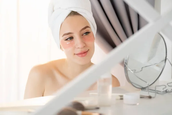 Bellezza femminile cura procedura anti-età mattina — Foto Stock