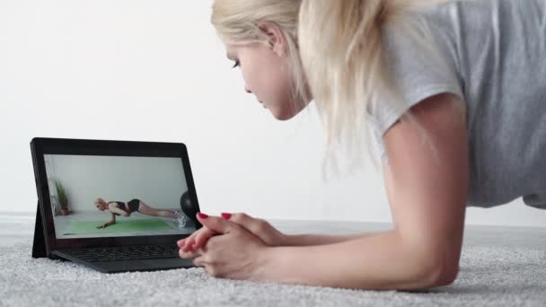 Ev fitness eğitimi çevrimiçi güçlü vücut videosu — Stok video