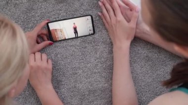 Çevrimiçi fitness kadın çalıştırıcı video dersi